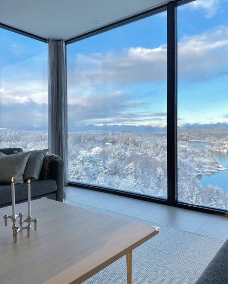Stort hj&oslash;rnevindu med fastkarm som gir panoramautsikt over vinterlandskap.