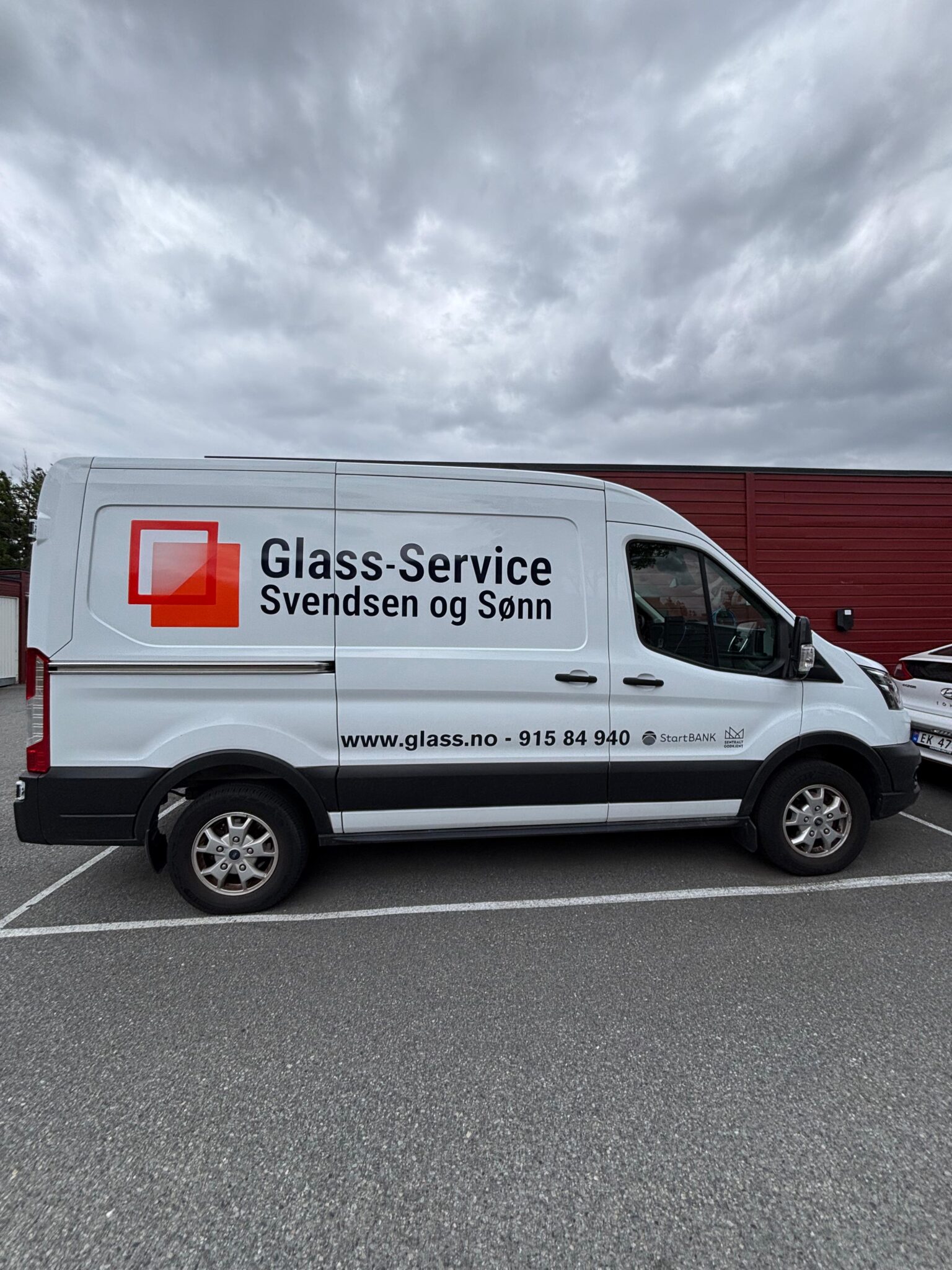 Glass.no sin firmabil parkert ute p&aring; oppdrag hos kunde.